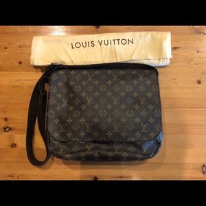 Unisex Louis Vuitton monogram messenger bag.